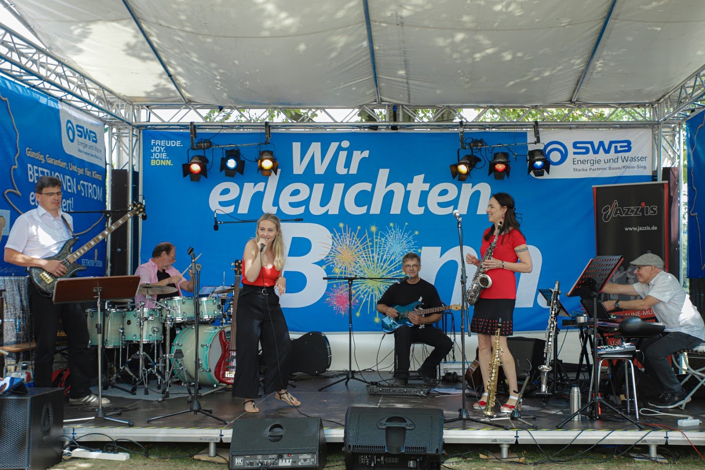 Die Jazz'is live auf der Biergartenbühne der Bonner Rheinauen.